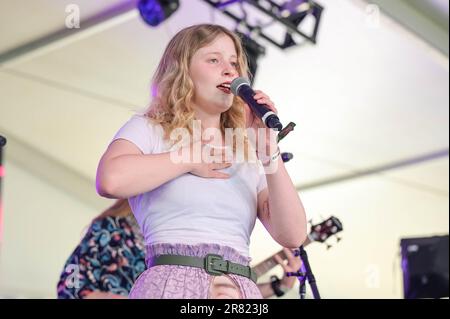 Manchester, Usa. 19. Juni 2022. Paris Paloma tritt am 3. Tag des Bonnaroo Music & Arts Festivals 2023 am 17. Juni 2023 in Manchester, Tennessee, auf. Foto: Darren Eagles/imageSPACE Credit: Imagespace/Alamy Live News Stockfoto