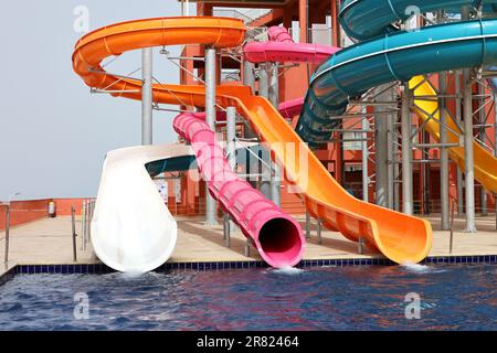 Wasserrutschen und Swimmingpool im Aquapark. Vergnügungspark im Touristenresort Stockfoto