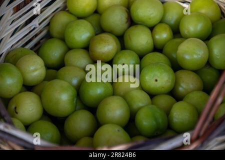 Grüne türkische Pflaume kann erik im Korb aus nächster Nähe sehen Stockfoto