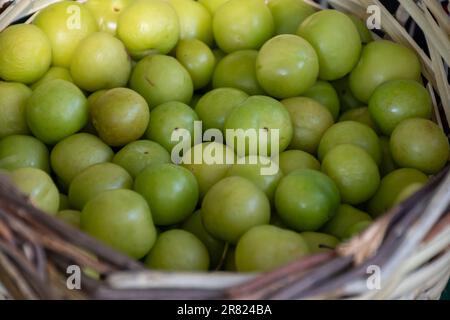 Grüne türkische Pflaume kann erik im Korb aus nächster Nähe sehen Stockfoto