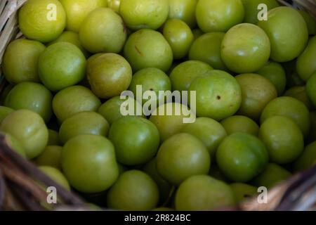 Grüne türkische Pflaume kann erik im Korb aus nächster Nähe sehen Stockfoto