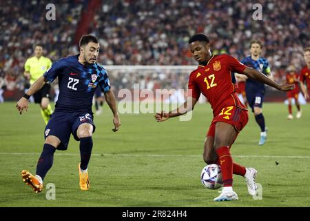 ROTTERDAM - (lr) Josip Juranovic von Kroatien, Ansu Fati von Spanien während des Finalspiels der UEFA Nations League zwischen Kroatien und Spanien im Feyenoord Stadion de Kuip am 18. Juni 2023 in Rotterdam, Niederlande. ANP MAURICE VAN STONE Stockfoto