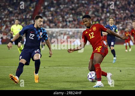 ROTTERDAM - (lr) Josip Juranovic von Kroatien, Ansu Fati von Spanien während des Finalspiels der UEFA Nations League zwischen Kroatien und Spanien im Feyenoord Stadion de Kuip am 18. Juni 2023 in Rotterdam, Niederlande. ANP MAURICE VAN STEEN niederlande raus - belgien raus Stockfoto