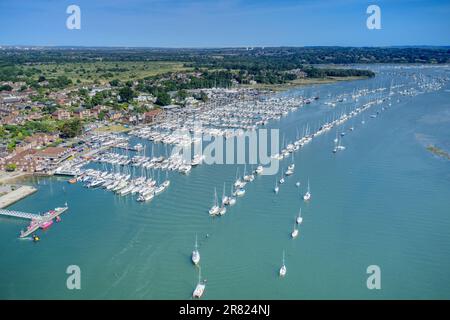 Luftfoto von Port Hamble Marina voller Segelboote auf dem Fluss Hamble in Hampshire England. Stockfoto