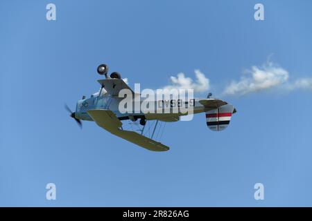 Bucker Jungmann wird am 2023. Juni auf der Shuttleworth Around the World Air Show präsentiert Stockfoto