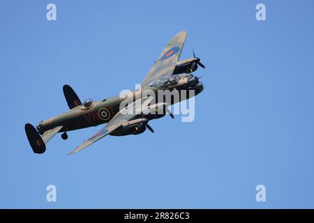 PA474, Lancaster B.I von der RAF Battle of Britain Memorial Flight Displays auf der Shuttleworth Around the World Air Show Juni 2023 Stockfoto