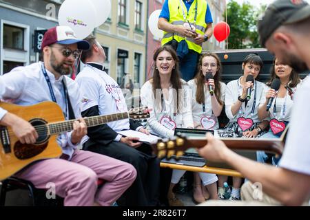 Danzig, Polen. 18. Juni 2023. Die katholische Musikband hat während des Pro-Life- und Familien-katholischen marsches gesungen. Der Marsch für Leben und Familie ist eine Feier katholischer Organisationen und Umgebungen. Die Veranstaltung zielt darauf ab, die Rolle der Familie als Grundlage der Gesellschaft und die würde jedes menschlichen Lebens von der Empfängnis bis zum natürlichen Tod hervorzuheben. Danziger Märsche werden seit mehreren Jahren organisiert, und jedes Jahr nehmen immer mehr Menschen daran Teil. Kredit: SOPA Images Limited/Alamy Live News Stockfoto