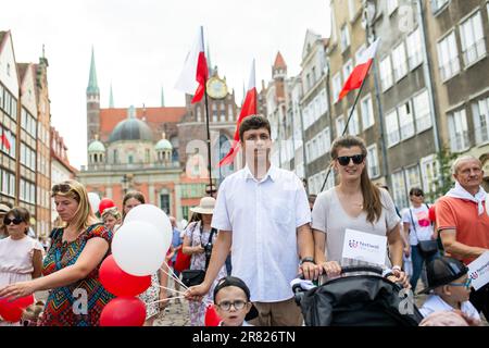 Danzig, Polen. 18. Juni 2023. Menschen, die während des Pro-Life- und Familien-katholischen marsches gesehen wurden. Der Marsch für Leben und Familie ist eine Feier katholischer Organisationen und Umgebungen. Die Veranstaltung zielt darauf ab, die Rolle der Familie als Grundlage der Gesellschaft und die würde jedes menschlichen Lebens von der Empfängnis bis zum natürlichen Tod hervorzuheben. Danziger Märsche werden seit mehreren Jahren organisiert, und jedes Jahr nehmen immer mehr Menschen daran Teil. Kredit: SOPA Images Limited/Alamy Live News Stockfoto