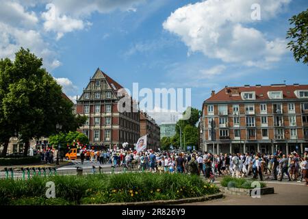 Danzig, Polen. 18. Juni 2023. Menschen versammelten sich auf den Straßen während des Pro-Life- und Familien-katholischen marsches. Der Marsch für Leben und Familie ist eine Feier katholischer Organisationen und Umgebungen. Die Veranstaltung zielt darauf ab, die Rolle der Familie als Grundlage der Gesellschaft und die würde jedes menschlichen Lebens von der Empfängnis bis zum natürlichen Tod hervorzuheben. Danziger Märsche werden seit mehreren Jahren organisiert, und jedes Jahr nehmen immer mehr Menschen daran Teil. Kredit: SOPA Images Limited/Alamy Live News Stockfoto