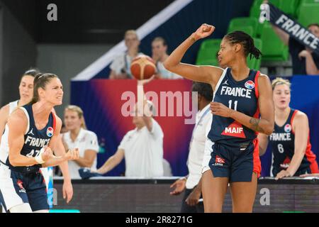 Valeriane Vukosavljevic (11 Frankreich) und Romane Bernies (47 Frankreich) während des Gruppenspiels im eurobasket 2023 für Frauen zwischen Slowenien und Frankreich in der Arena Stozice, Slowenien. (Sven Beyrich/SPP) Kredit: SPP Sport Press Photo. Alamy Live News Stockfoto