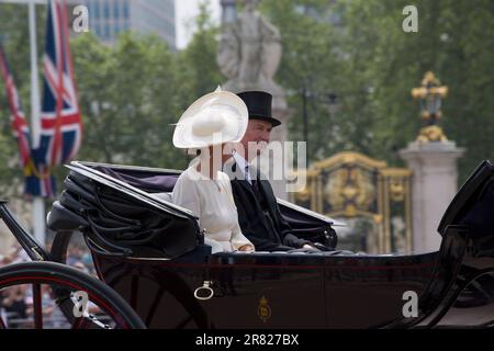 Die Duchess of Edinburgh Sophie Rhys-Jones und Sir Timothy Laurence reiten in Open Horse Draw Carriage Trooping the Colour Color The Mall London Engl Stockfoto