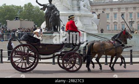 Die Duchess of Edinburgh Sophie Rhys-Jones und Sir Timothy Laurence reiten in Open Horse Draw Carriage Trooping the Colour Color The Mall London Engl Stockfoto