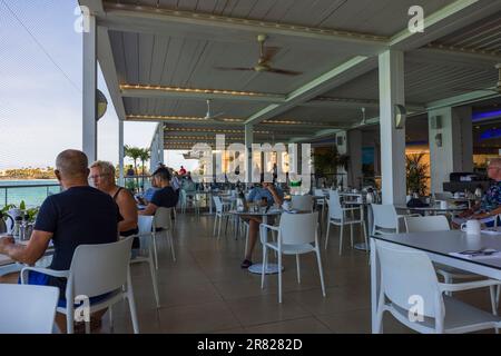 Nahaufnahme des Restaurants mit Blick auf den Innenbereich und Außenbewohnern mit Blick auf den Atlantischen Ozean. Aruba. Stockfoto