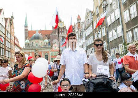 Danzig, Polen. 18. Juni 2023. Menschen, die während des Pro-Life- und Familien-katholischen marsches gesehen wurden. Der Marsch für Leben und Familie ist eine Feier katholischer Organisationen und Umgebungen. Die Veranstaltung zielt darauf ab, die Rolle der Familie als Grundlage der Gesellschaft und die würde jedes menschlichen Lebens von der Empfängnis bis zum natürlichen Tod hervorzuheben. Danziger Märsche werden seit mehreren Jahren organisiert, und jedes Jahr nehmen immer mehr Menschen daran Teil. (Foto: Mateusz Slodkowski/SOPA Images/Sipa USA) Guthaben: SIPA USA/Alamy Live News Stockfoto