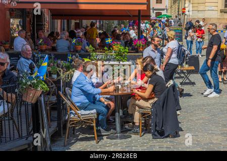 Aus nächster Nähe sehen Sie Menschen, die den schwedischen Nationalfeiertag im Restaurant im Freien feiern. Stockholm. Schweden. Stockfoto