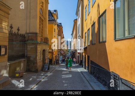 Wunderschöne Aussicht auf die Menschen in den engen Kopfsteinpflasterstraßen der Stockholmer Altstadt. Schweden. Stockholm. Stockfoto