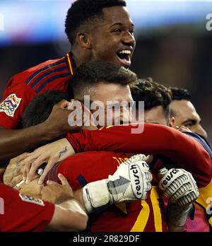 ROTTERDAM - (lr) der spanische Torhüter Ansu Fati, Unai Simon, feiert am 18. Juni 2023 im Feyenoord Stadion de Kuip in Rotterdam, Niederlande, den Sieg nach dem Finalspiel der UEFA Nations League zwischen Kroatien und Spanien. ANP MAURICE VAN STONE Stockfoto