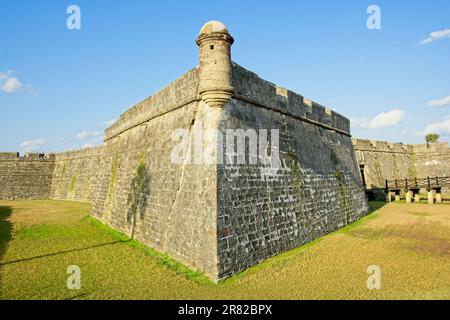 Mauerwerk aus Coquina-Stein und Graben rund um die Festung Castillo de San Marcos aus dem 17. Jahrhundert. Stockfoto