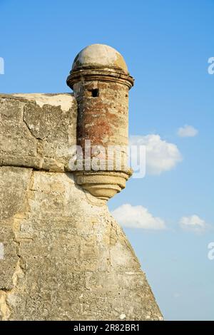 Beobachten Sie den Turm auf der Mauerwand aus Kokainstein der Festung Castillo de San Marcos aus dem 17. Jahrhundert in Saint Augustine, Florida Stockfoto