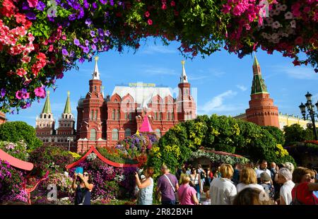 Moskau - 2. August 2022: Blumenfestival auf dem Manezhnaya-Platz, Moskau, Russland. Historisches Museum und Kreml, Touristenattraktionen in der Nähe. Die Leute wal Stockfoto