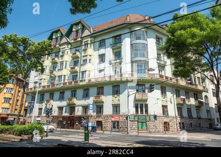 Budapest, Ungarn – 21. Mai 2023. Trombitas-haz-Gebäude in Budapest, Ungarn. Das Jugendstilgebäude befindet sich im 17-21 Szilagyi Erzsebet fasor Stockfoto