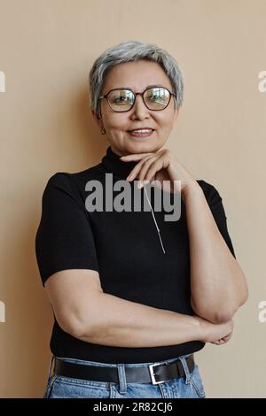 Vertikales Porträt einer selbstbewussten asiatischen Seniorin, die in die Kamera schaut Stockfoto
