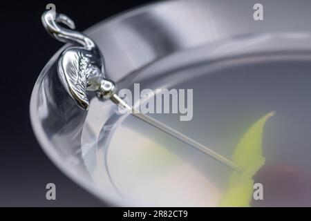 Eleganz im Nahbereich: Makroansicht von Martini-Glas mit Flamingo-Garnierung Stockfoto