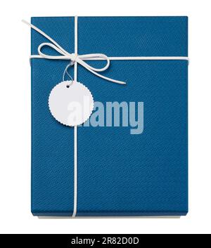Blaue Geschenkbox aus Karton mit Deckel und Anhänger auf einem weißen isolierten Hintergrund, Draufsicht Stockfoto
