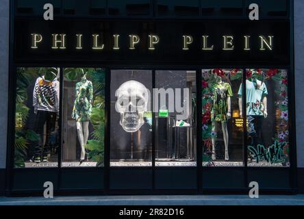 Budapest, Ungarn – 21. Mai 2023. Philipp Plein Schaufenster im Deak Ferenc utca in Budapest, Ungarn. Aussicht mit einem riesigen Schädel und Schaufensterpuppen in meiner Kleidung Stockfoto