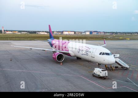 Budapest, Ungarn – 22. Mai 2023. A321 Airbus Flugzeug, betrieben von Wizz Air, am Flughafen Budapest. Stockfoto