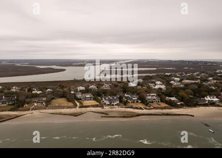 Blick aus der Vogelperspektive auf Sullivans Insel Charleston, South Carolina an einem bewölkten Tag. Stockfoto