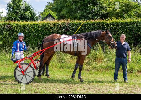 Vickerstown, Co Laois, Irland. 18. Juni 2023. Die Irish Harness Racing Association (IHRA) veranstaltete heute das erste Rennen überhaupt in Vickerstown. Eine 9-Dollar-Rennkarte erwies sich bei vielen Zuschauern als beliebt. Gewinner des fünften Rennens war „Emil Paco“, angetrieben von Jonathan Cowden. Kredit: AG News/Alamy Live News Stockfoto