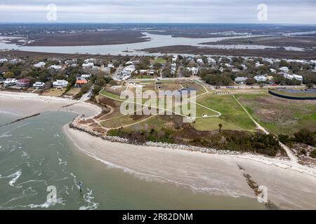 Fort Moultrie aus der Vogelperspektive auf Sullivans Insel Charleston, South Carolina, vor dem Amerikanischen Unabhängigkeitskrieg, der den Hafen mit einem Schießpulver beschützt Stockfoto