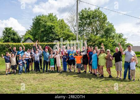 Vickerstown, Co Laois, Irland. 18. Juni 2023. Die Irish Harness Racing Association (IHRA) veranstaltete heute das erste Rennen überhaupt in Vickerstown. Eine 9-Dollar-Rennkarte erwies sich bei vielen Zuschauern als beliebt. Der Sieger des sechsten Rennens war „Said to be Sweet“, angetrieben von Billy Roche. Kredit: AG News/Alamy Live News Stockfoto