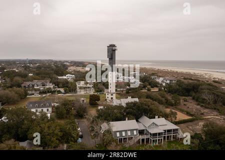 Der moderne monolithische Leuchtturm Sullivan's Island Lighthouse, der letzte große Leuchtturm, der von der Bundesregierung erbaut wurde, ähnelt einem Flugverkehrskontrollturm Stockfoto