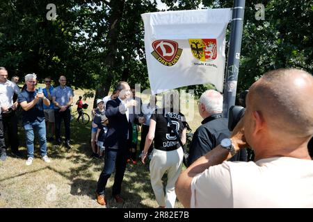 Im Bild: Octavian Ursu, Anett Haßpacher, Carsten Liebig. Die Stadt Görlitz würdigt den Ehrenspielführer von Dynamo Dresden Hans-Jürgen „Dixie“ Dörner, Stockfoto