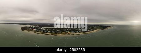 Blick aus der Vogelperspektive auf Sullivans Insel Charleston, South Carolina an einem bewölkten Tag. Stockfoto