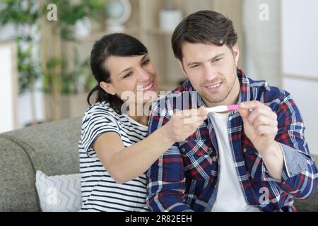 Verliebte Paare, die Ergebnisse eines Schwangerschaftstests herausfinden Stockfoto
