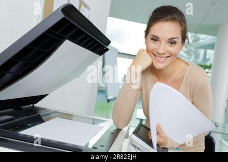 Porträt einer Frau mit Fotokopierer Stockfoto