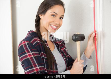 Süße Frau arbeitet drinnen Stockfoto