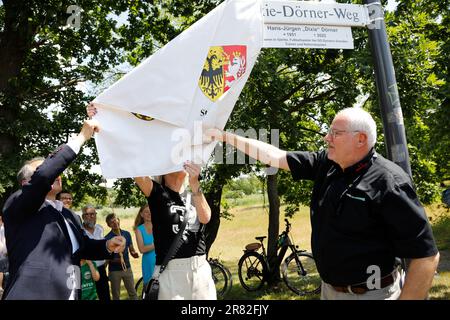 Im Bild: Octavian Ursu, Anett Haßpacher, Carsten Liebig. Die Stadt Görlitz würdigt den Ehrenspielführer von Dynamo Dresden Hans-Jürgen „Dixie“ Dörner, Stockfoto