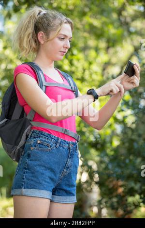 Frau, die einen digitalen Kompass auf dem Handy benutzt Stockfoto