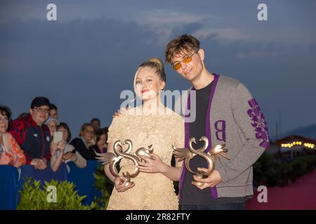 Cabourg, Frankreich. 17. Juni 2023. Nadia Tereszkiewicz, Gewinner der weiblichen Offenbarung (Les Amandiers) und Raphael Quenard, Gewinner der männlichen Revelatio Stockfoto