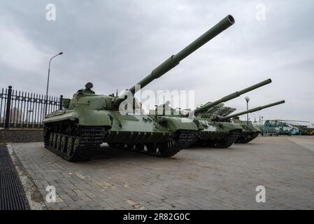 Russische Militärausrüstung gegen einen düsteren Himmel. Stockfoto