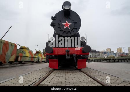 russischer schwarzer Retro-Zug gegen einen düsteren Himmel. Stockfoto