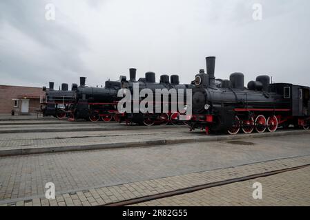 russischer schwarzer Retro-Zug gegen einen düsteren Himmel. Stockfoto