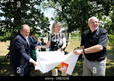 Im Bild: Octavian Ursu, Anett Haßpacher, Carsten Liebig. Die Stadt Görlitz würdigt den Ehrenspielführer von Dynamo Dresden Hans-Jürgen „Dixie“ Dörner, Stockfoto