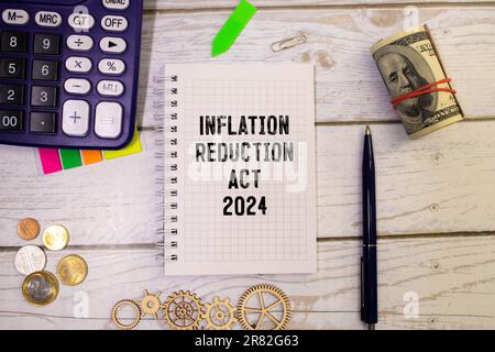 In den Tabellen, Rechner und Notizbuch mit dem Text INFLATION REDUCTION ACT. Stockfoto