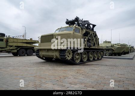 Russische Militärausrüstung gegen einen düsteren Himmel. Stockfoto