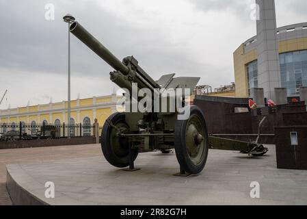 Russische Militärausrüstung gegen einen düsteren Himmel. Stockfoto